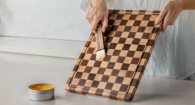 Cutting board with integrated juice groove